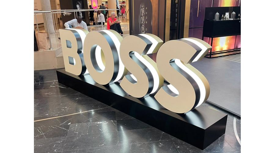 Lettres lumineuses sur podium BOSS
