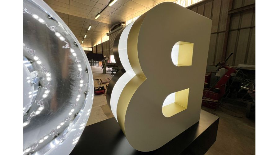 Lettres lumineuses sur podium BOSS