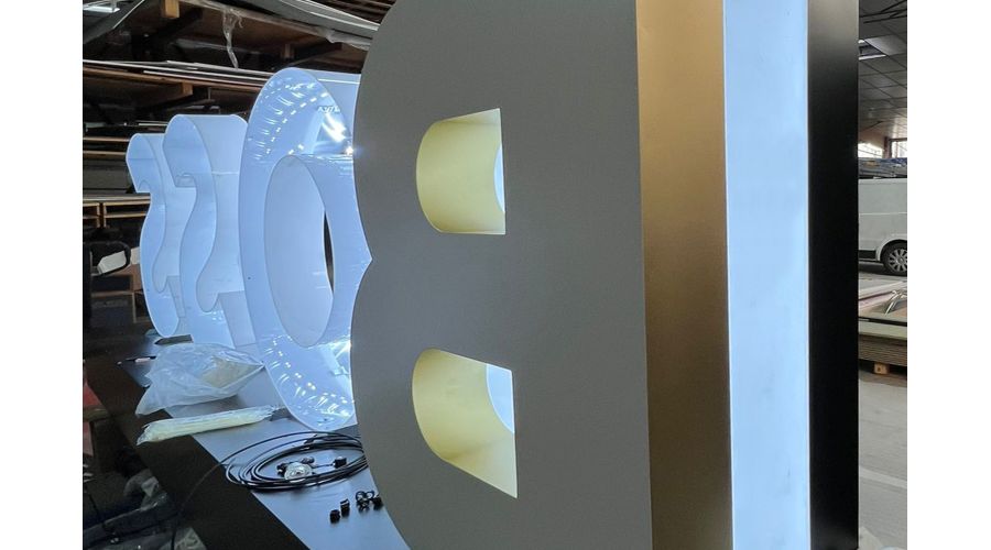 Lettres lumineuses sur podium BOSS