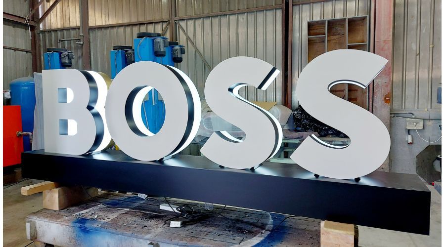 Lettres lumineuses sur podium BOSS