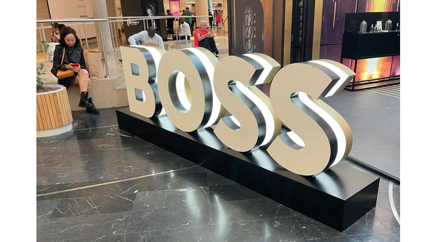 Lettres lumineuses sur podium BOSS