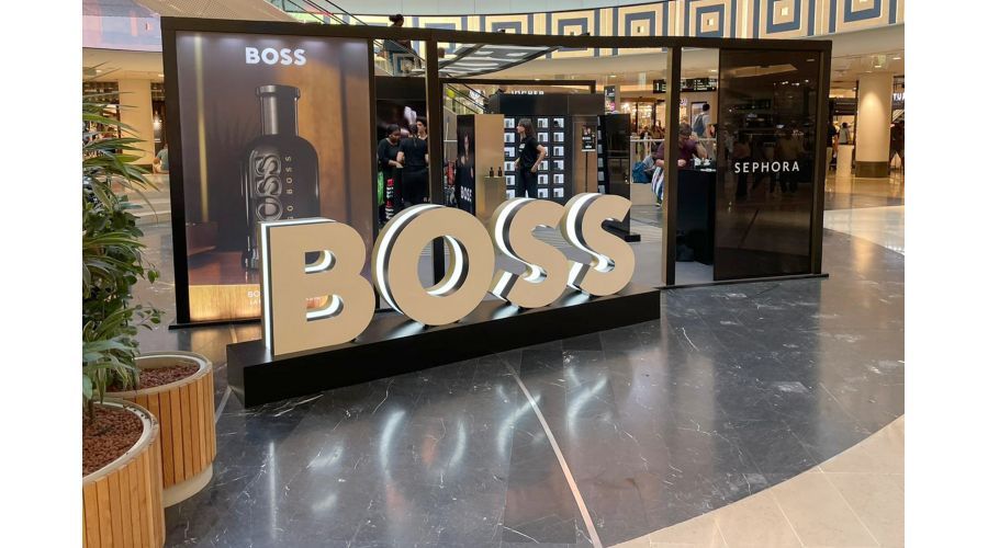 Lettres lumineuses sur podium BOSS