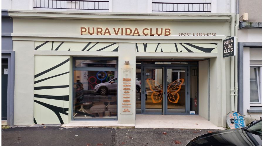 Pura Vida Club – Signature lumineuse bois