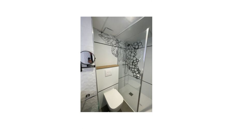 IBIS Styles Cognac – Rénovation intérieure - pose sur mesure habillages salle de bain et signalétiques