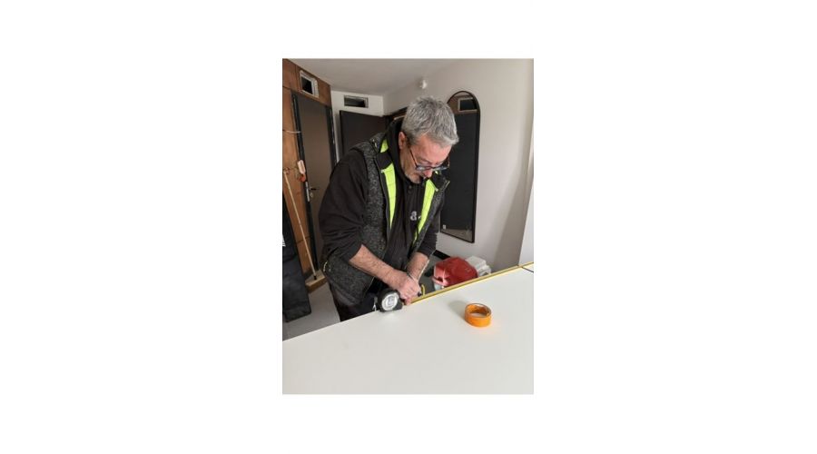 IBIS Styles Cognac – Rénovation intérieure - pose sur mesure habillages salle de bain et signalétiques