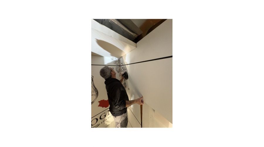 IBIS Styles Cognac – Rénovation intérieure - pose sur mesure habillages salle de bain et signalétiques