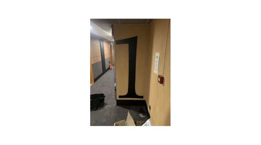 IBIS Styles Cognac – Rénovation intérieure - pose sur mesure habillages salle de bain et signalétiques