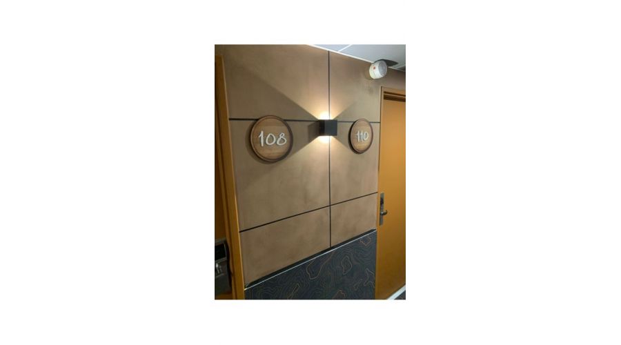 IBIS Styles Cognac – Rénovation intérieure - pose sur mesure habillages salle de bain et signalétiques
