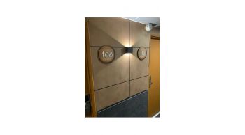 IBIS Styles Cognac – Rénovation intérieure - pose sur mesure habillages salle de bain et signalétiques