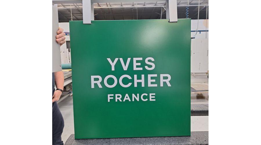 Rebranding d'Enseignes Drapeaux Yves Rocher