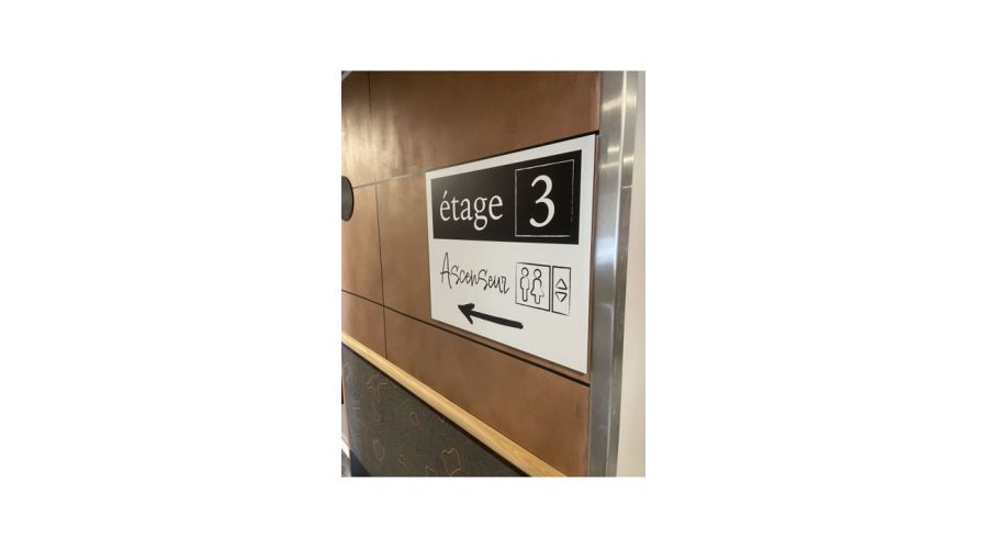 IBIS Styles Cognac – Rénovation intérieure - pose sur mesure habillages salle de bain et signalétiques