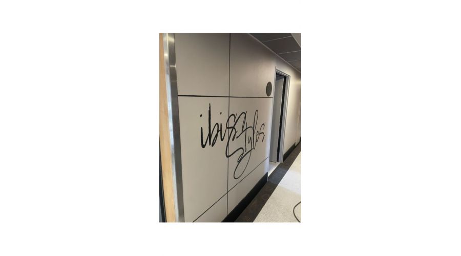IBIS Styles Cognac – Rénovation intérieure - pose sur mesure habillages salle de bain et signalétiques