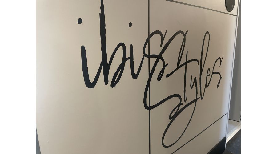 IBIS Styles Cognac – Rénovation intérieure - pose sur mesure habillages salle de bain et signalétiques