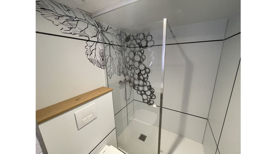 IBIS Styles Cognac – Rénovation intérieure - pose sur mesure habillages salle de bain et signalétiques
