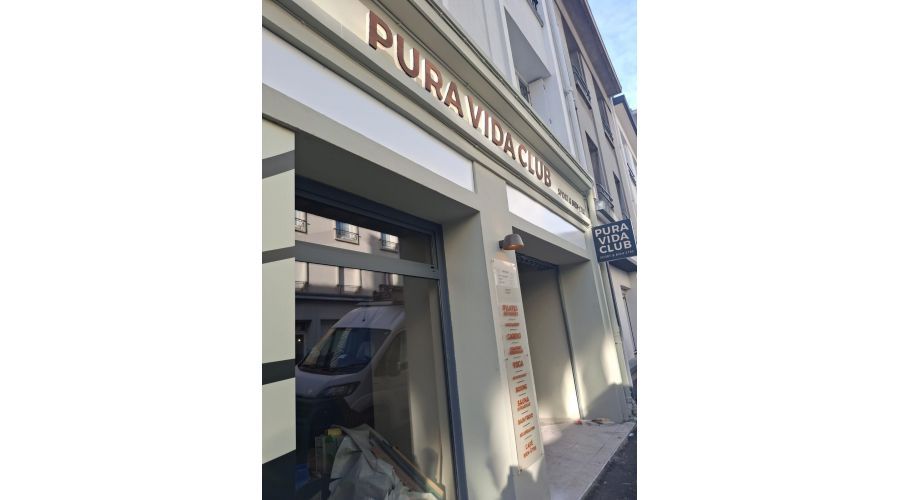 Pura Vida Club – Signature lumineuse bois