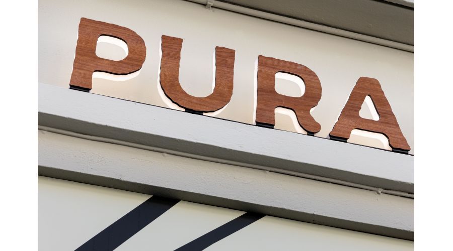 Pura Vida Club – Signature lumineuse bois