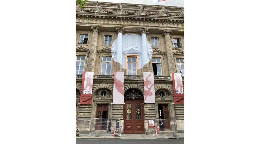 Anamorphose reconstituant le logo de la Monnaie de Paris 