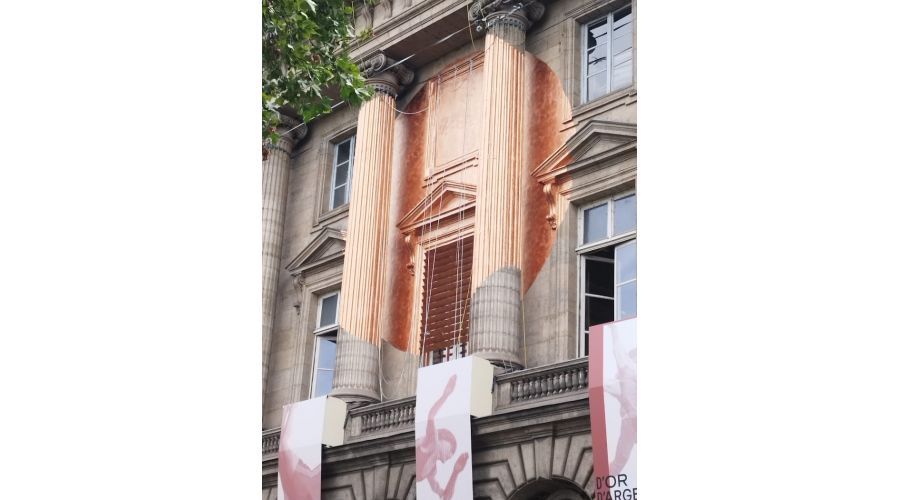 Anamorphose reconstituant le logo de la Monnaie de Paris 