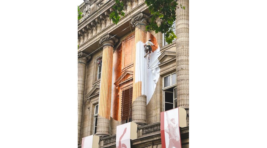 Anamorphose reconstituant le logo de la Monnaie de Paris 