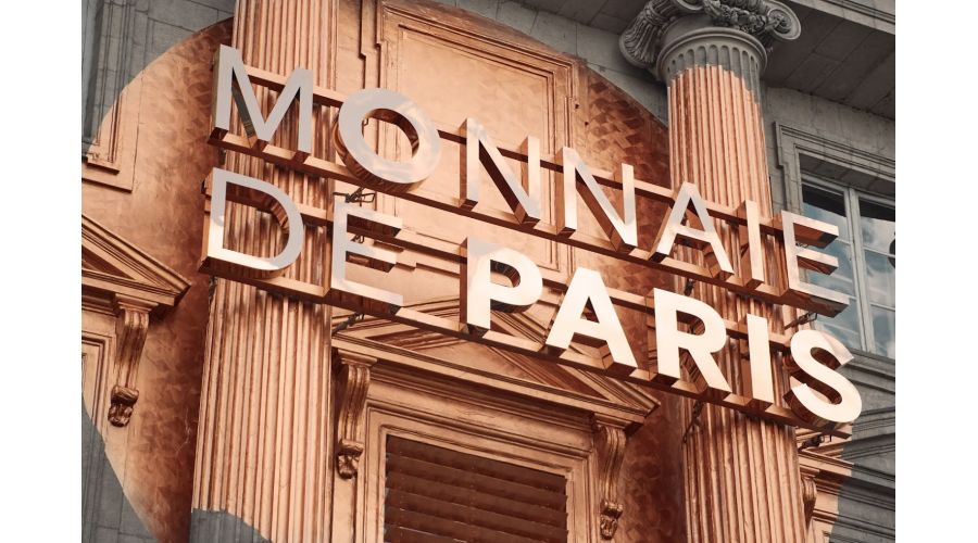 Anamorphose reconstituant le logo de la Monnaie de Paris 
