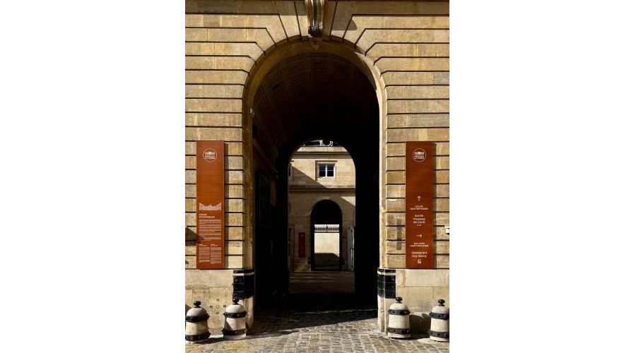 Signalétique des cours intérieures de la Monnaie de Paris