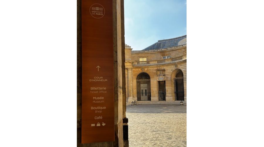 Signalétique des cours intérieures de la Monnaie de Paris