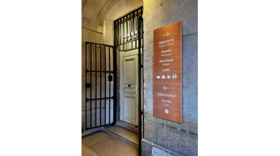 Signalétique des cours intérieures de la Monnaie de Paris