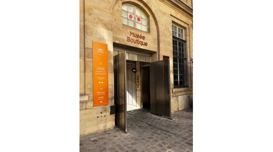 Signalétique des cours intérieures de la Monnaie de Paris
