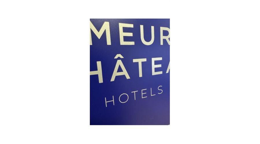 Conception et fabrication des plaques d'entrée DEMEURES & CHATEAUX avec une finition optimale pour lieux de prestige