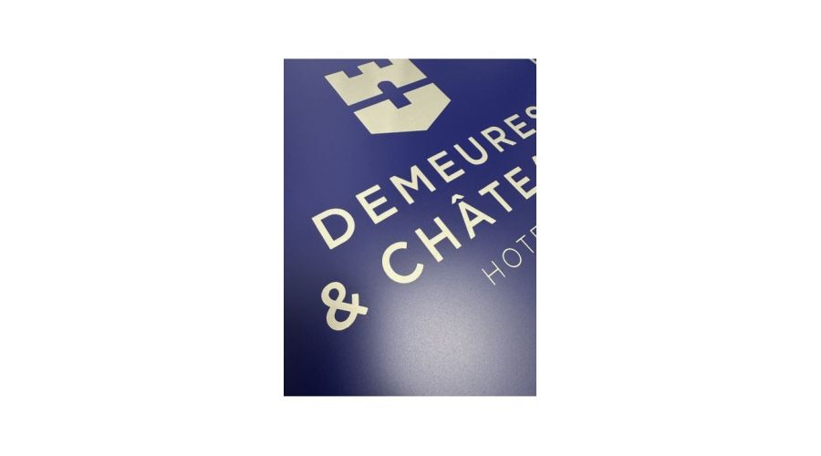 Conception et fabrication des plaques d'entrée DEMEURES & CHATEAUX avec une finition optimale pour lieux de prestige