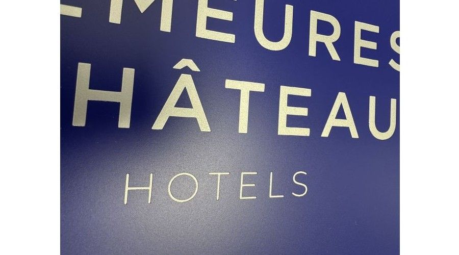 Conception et fabrication des plaques d'entrée DEMEURES & CHATEAUX avec une finition optimale pour lieux de prestige