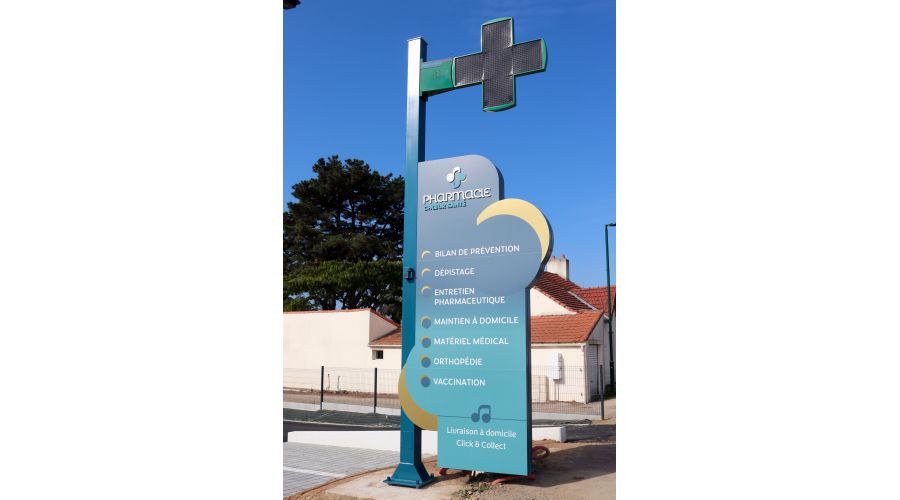 Signalétique extérieure d'une pharmacie en Loire-Atlantique