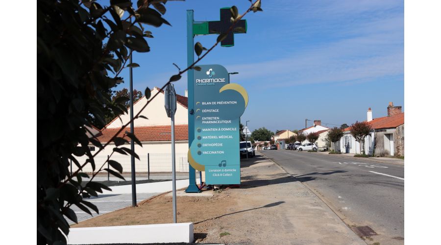 Signalétique extérieure d'une pharmacie en Loire-Atlantique