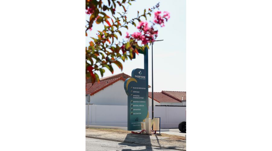 Signalétique extérieure d'une pharmacie en Loire-Atlantique