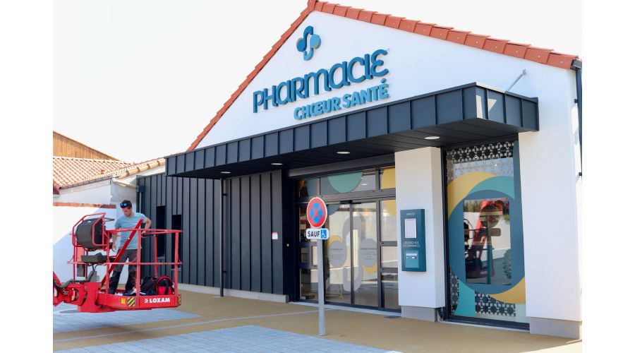 Signalétique extérieure d'une pharmacie en Loire-Atlantique