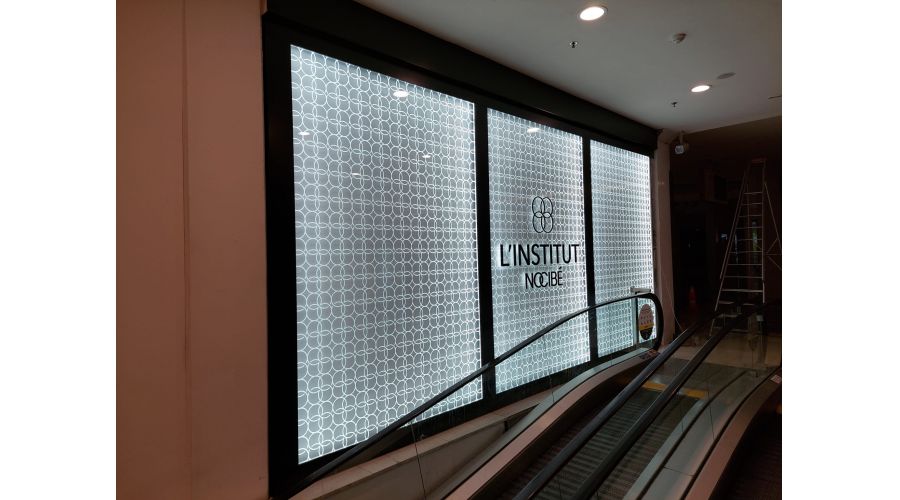 Vitrine lumineuse  qui capte tous les regards chez Nocibé