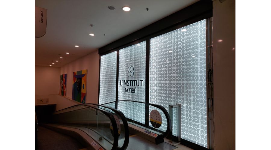 Vitrine lumineuse  qui capte tous les regards chez Nocibé