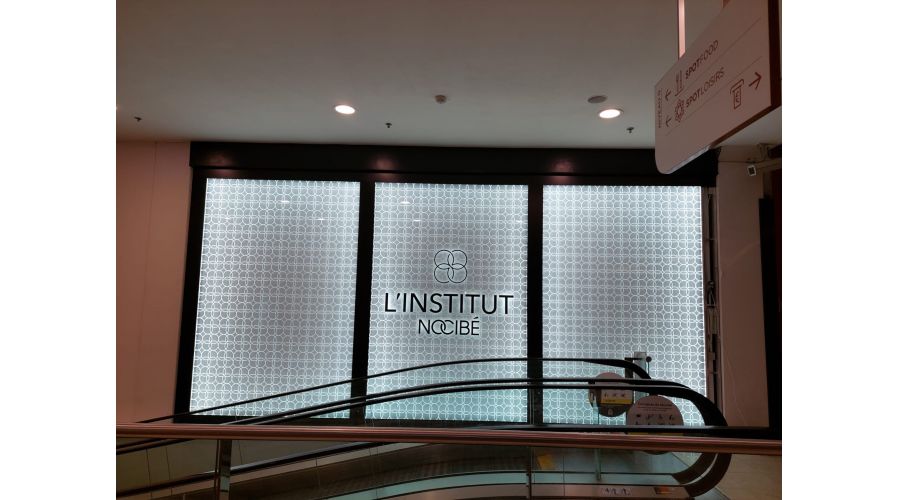 Vitrine lumineuse  qui capte tous les regards chez Nocibé