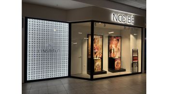Vitrine lumineuse  qui capte tous les regards chez Nocibé