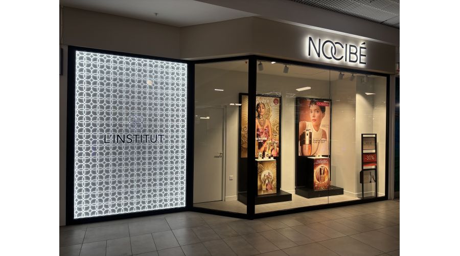 Vitrine lumineuse  qui capte tous les regards chez Nocibé