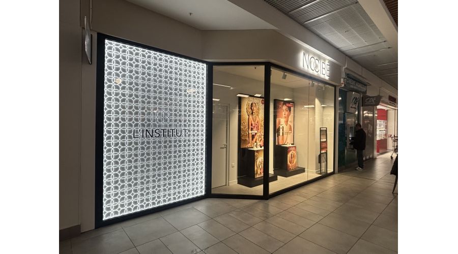 Vitrine lumineuse  qui capte tous les regards chez Nocibé