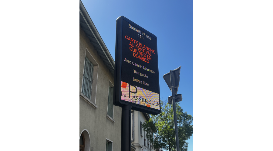 Installation d’affichage digital écoconçue intégrant des filtres environnementaux optimisant énergie et pollution lumineuse