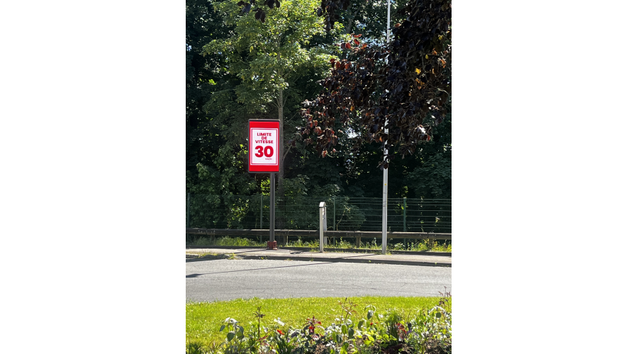Installation d’affichage digital écoconçue intégrant des filtres environnementaux optimisant énergie et pollution lumineuse