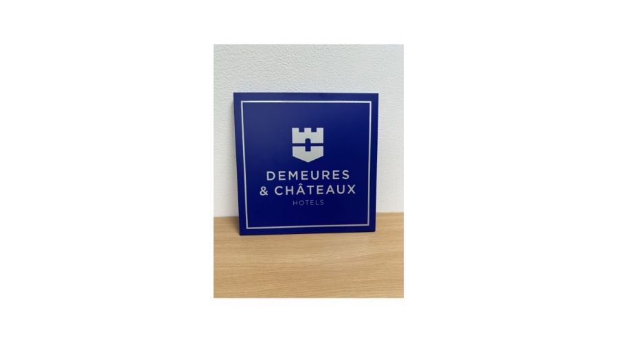 Conception et fabrication des plaques d'entrée DEMEURES & CHATEAUX avec une finition optimale pour lieux de prestige