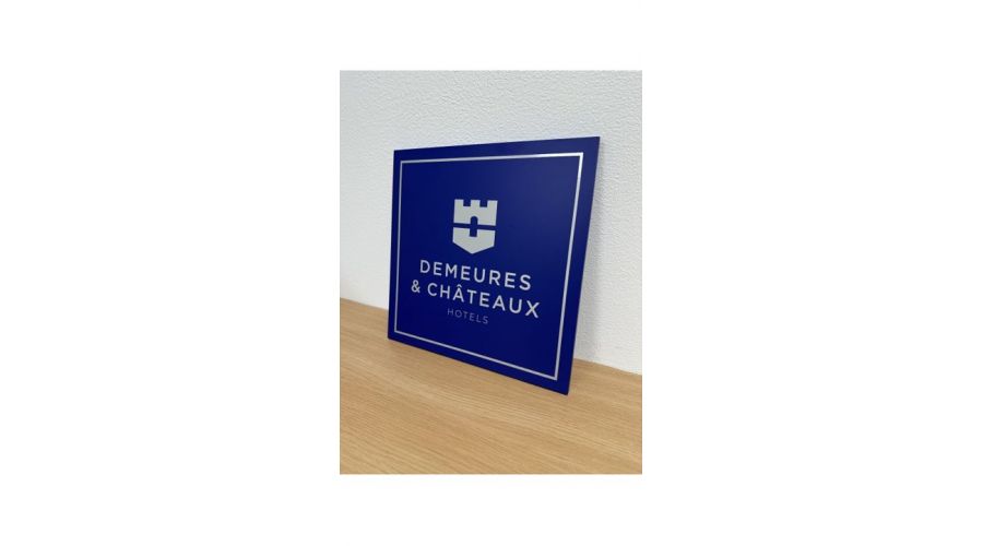 Conception et fabrication des plaques d'entrée DEMEURES & CHATEAUX avec une finition optimale pour lieux de prestige