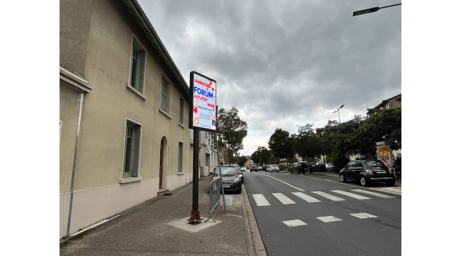 Installation d’affichage digital écoconçue intégrant des filtres environnementaux optimisant énergie et pollution lumineuse