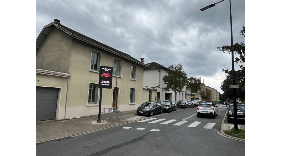 Installation d’affichage digital écoconçue intégrant des filtres environnementaux optimisant énergie et pollution lumineuse