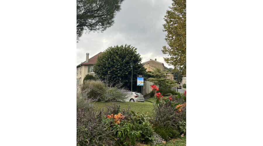 Installation d’affichage digital écoconçue intégrant des filtres environnementaux optimisant énergie et pollution lumineuse