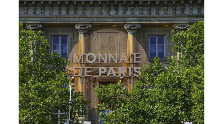 Anamorphose reconstituant le logo de la Monnaie de Paris 