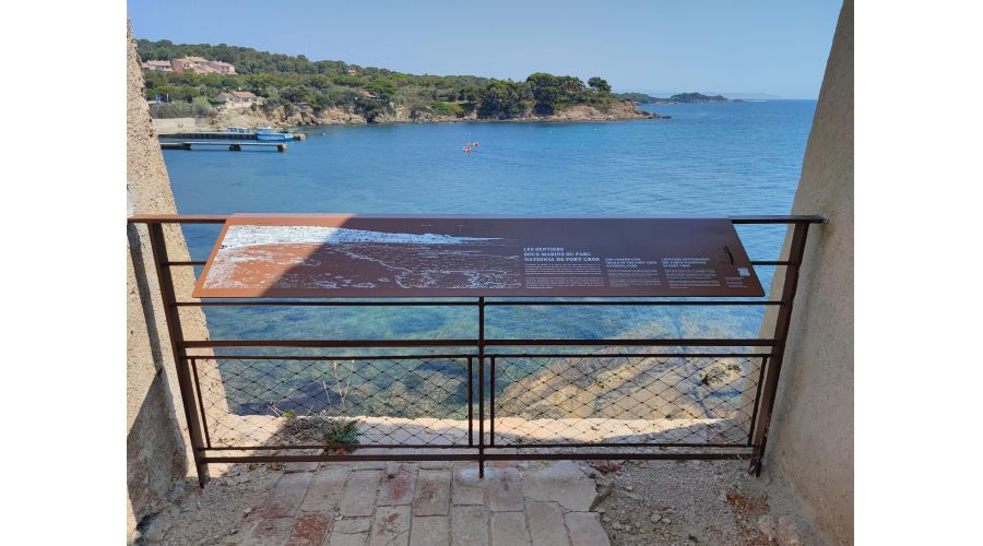 Signalétique pour le fort du Pradeau, presqu’île de Giens (Hyères) pour le Parc national de Port Cros